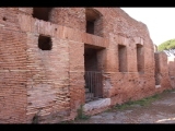 01566 ostia - regio ii - insula vi - caseggiato delle fornaci (ii,vi,7) - ostfassade - fassade zur via della fontana - 01-2024.jpg